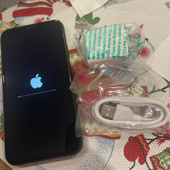 New iPhone XR 64 gigs unlocked  black - Picture 9 of 13